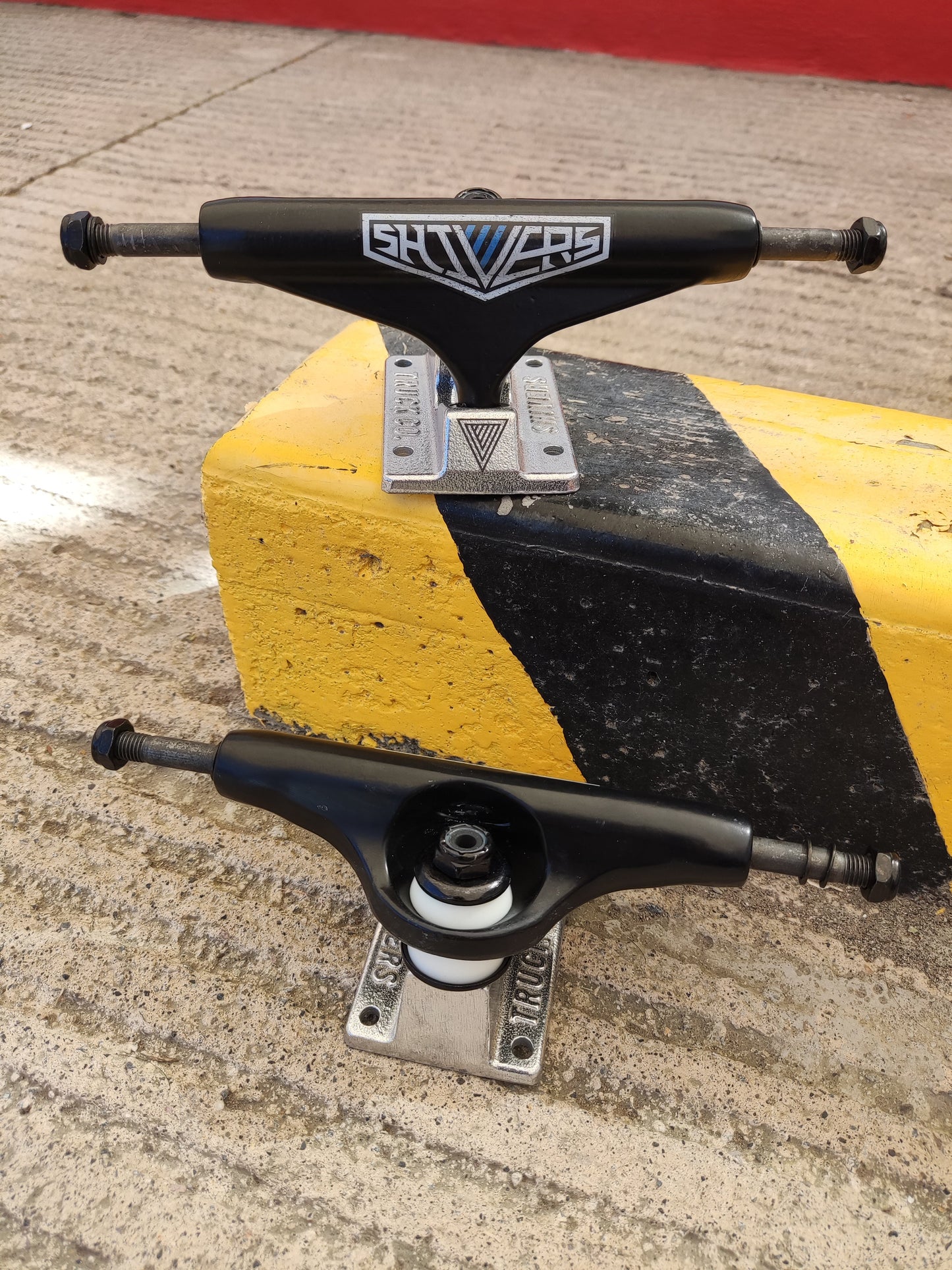 Trucks Shivers Logo Negro 147mm